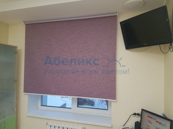 На потолок