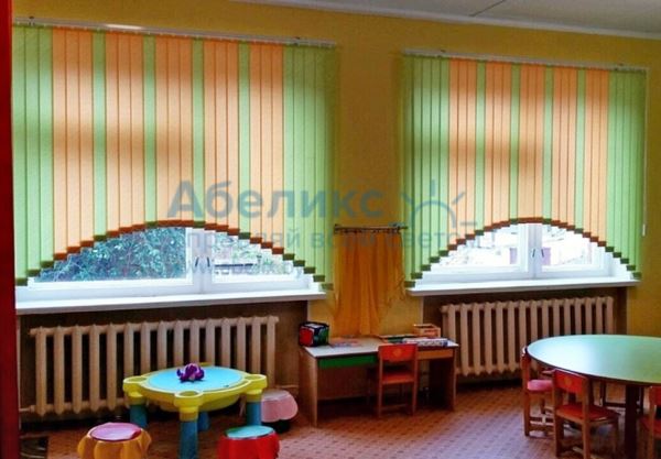 Вертикальные нестандартные жалюзи аркой